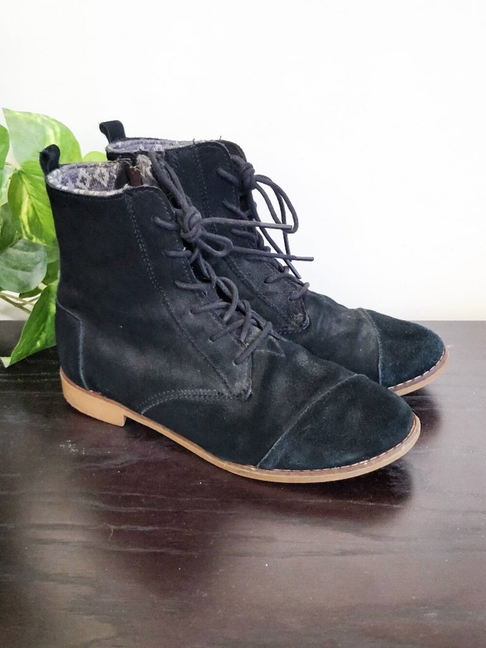 TOMS Shoes Women's Black Alpa Suede Lace-Up Ankle Boots - Size 6.5